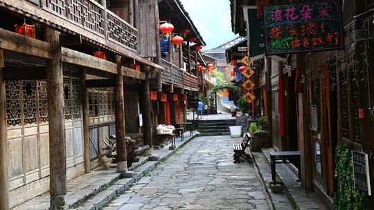 李湘退休后复出捞金,被质疑“缺钱”,王诗龄戴6万多项链跳舞